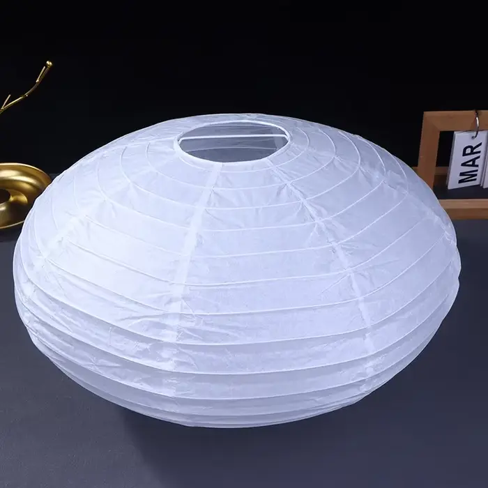 Abat-jour boule de papier en forme de soucoupe volante