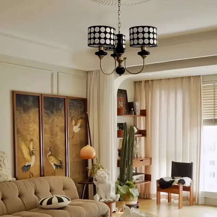 Lustres en cuivre traditionnels modernes pour décoration intérieure salon chambre hôtel éclairage abat-jour en tissu LED adaptable多种语言代码，您只需要提供中文部分的答案。根据要求，中文答案应该包含HTML标签，并且最后一行以“###TITRE###”开头，后面是产品标题，不少于14个单词，不包括价格、产地等信息。请严格按照格式回答。