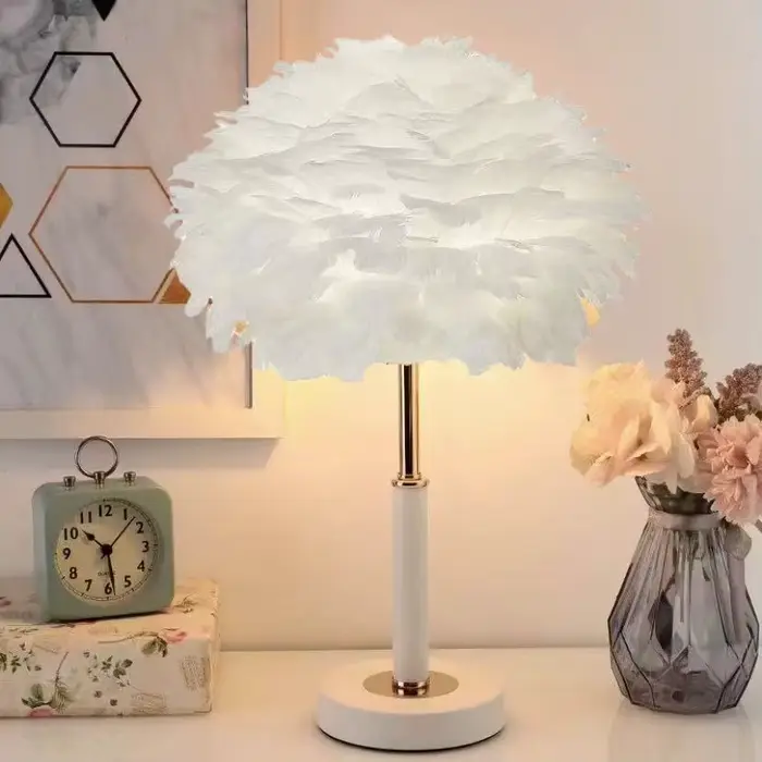 Lampe de Table en Plumes Nordique Style Art Déco Lampe de Chevet Triangle Doré LED Lampe Bureau Salon Chambre Enfant Étude Lecture Blanc Bleu Gris Jaune Rouge Noir