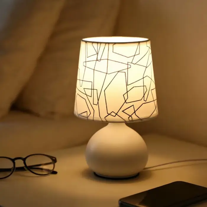 Lampe de bureau créative minimaliste USB pour chambre à coucher, équipée d'un abat-jour en tissu flo